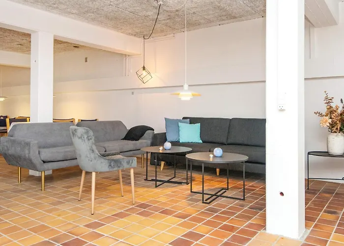 10 Person In Ulfborg